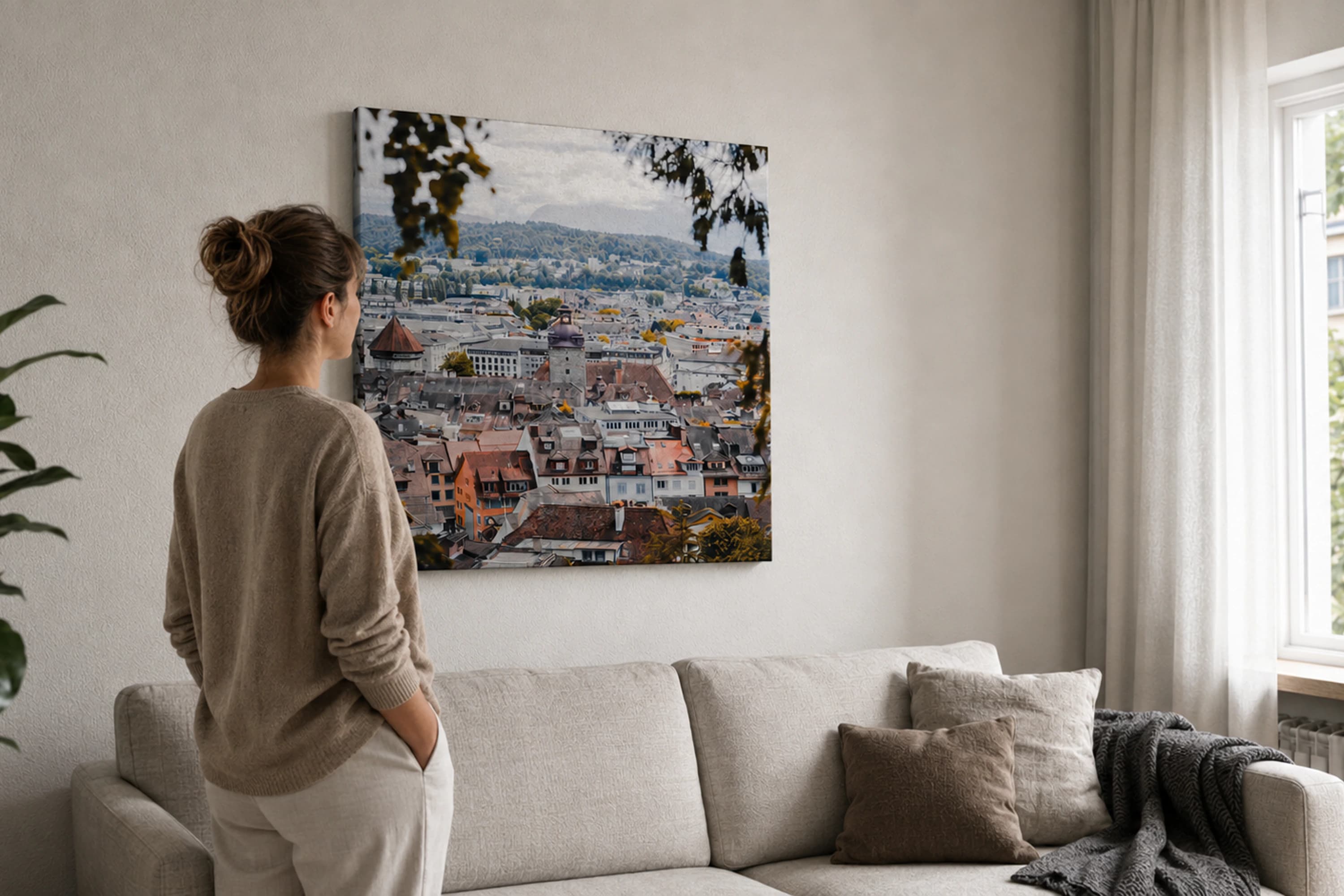 Grosses Leinwandbild mit Luzerner Stadtansicht in einem hellen Wohnraum