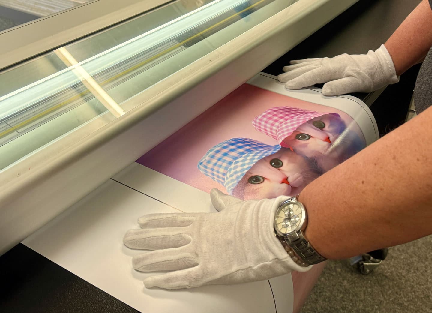 Qualitätskontrolle des Posterdrucks bei posterkoenig.ch