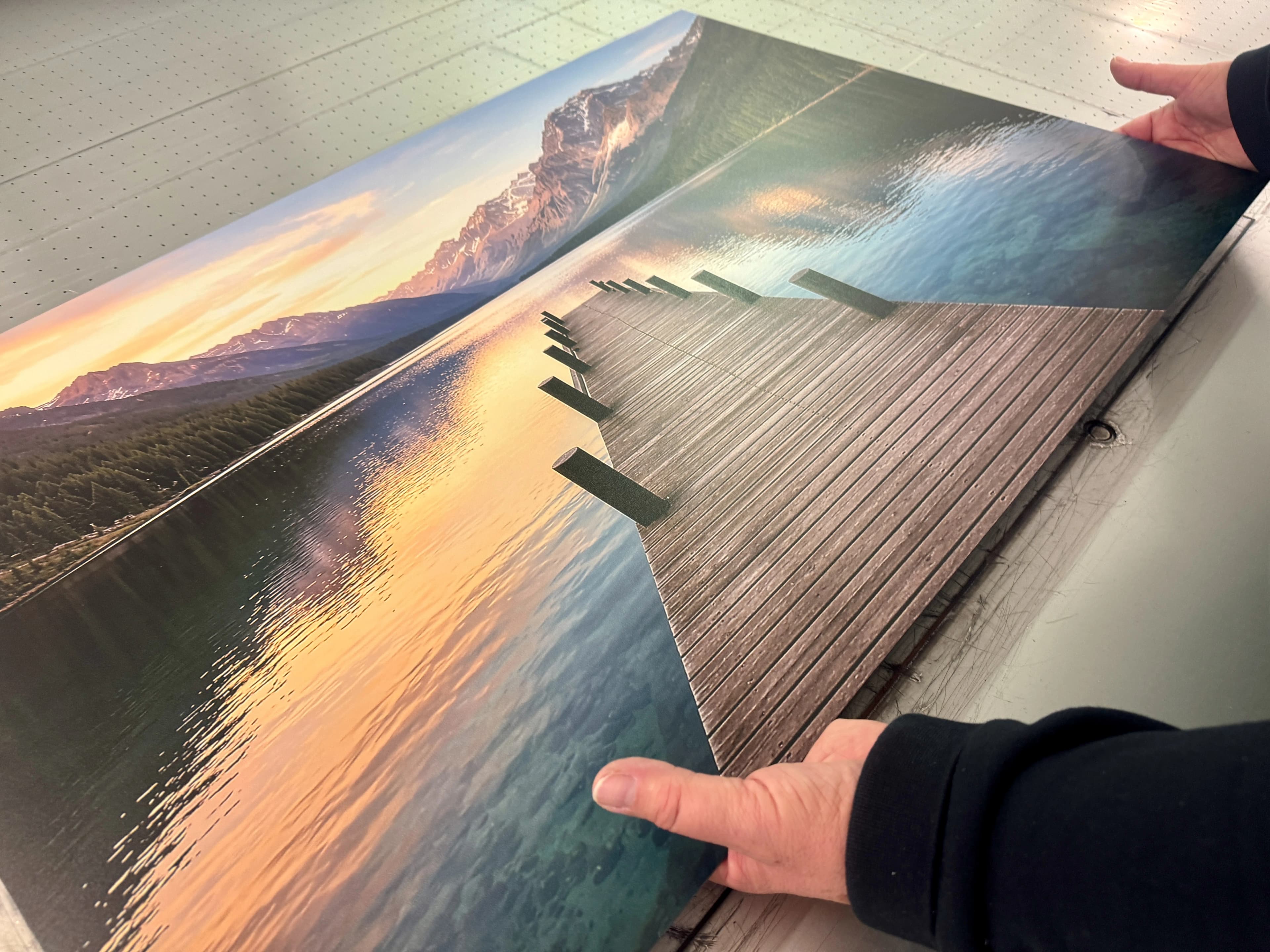 Qualitätskontrolle und Montage der Aufhängung bei einem Wandbild aus Foto