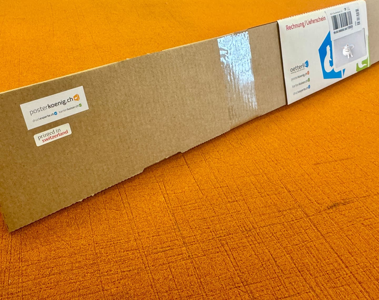 Sichere Verpackung eines Posters für den Versand bei posterkoenig.ch