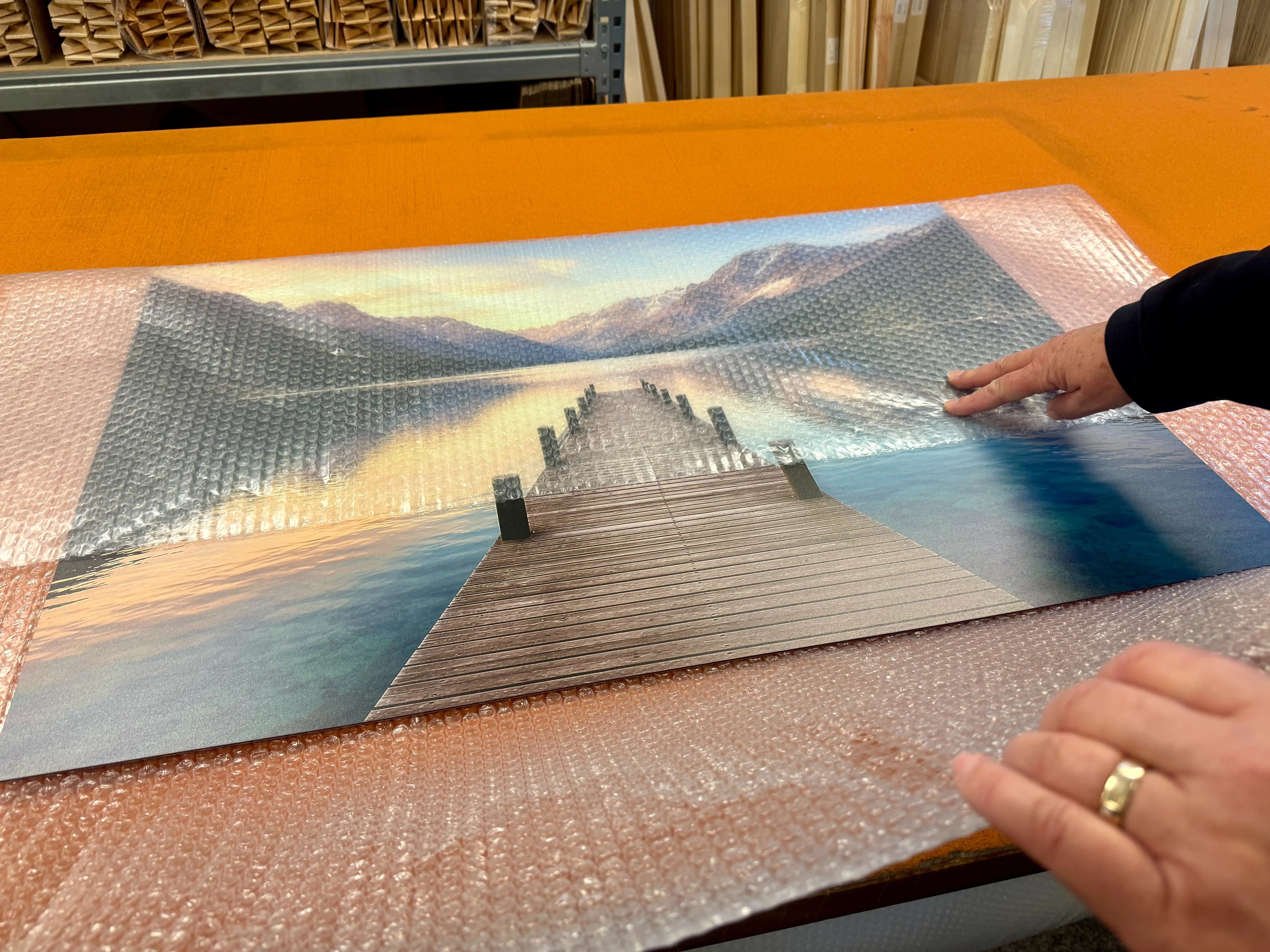 Sichere Verpackung eines Wandbildes aus Foto für den Versand