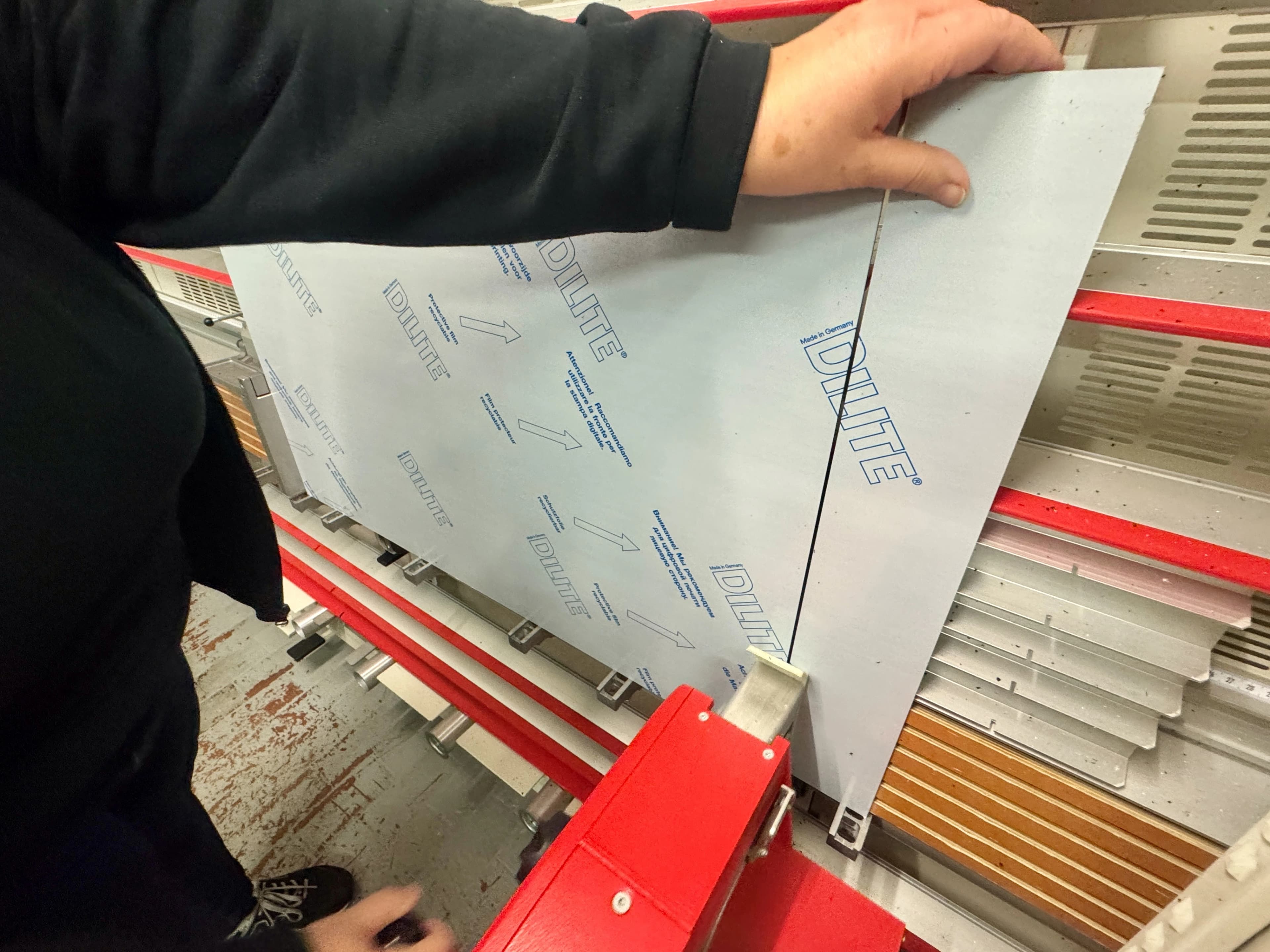 Vorbereitung und Zuschnitt der Platte für ein Wandbild aus Foto